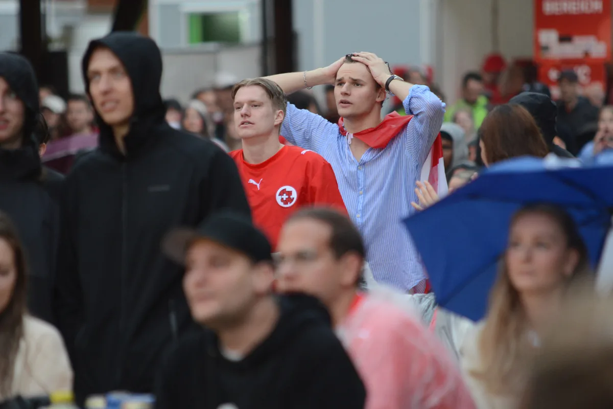 Fans beim Fussballschauen.